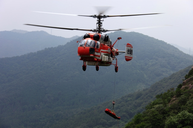 산림헬기와 헬기에 설치된 호이스트(인양장치). 산림청 제공