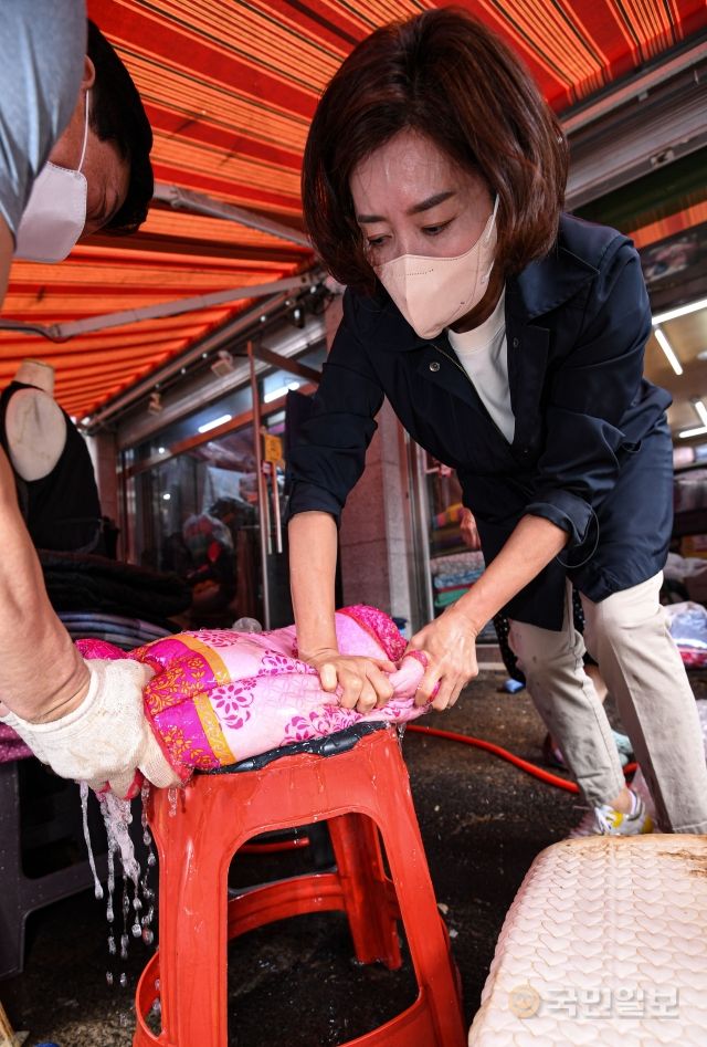 나경원 전 국회의원이 10일 서울 동작구 남성사계시장에서 복구 작업을 하고 있다.