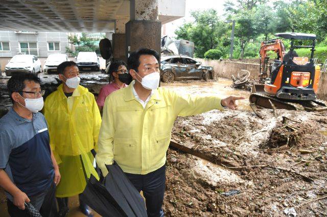 오세훈 서울시장이 9일 서울 구로구에서 전날 내린 폭우로 산사태가 발생한 현장을 점검하고 있다. 서울시 제공. 연합뉴스