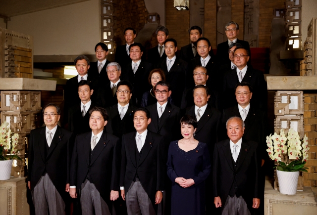 기시다 후미오(맨 앞줄 가운데) 일본 총리가 10일 도쿄 총리관저에서 새 내각 각료들과 기념 촬영하고 있다. 이날 기시다 총리는 각료 19명 중 14명을 물갈이하는 대폭 인사를 단행했다. AP연합뉴스