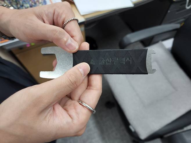 떼기 힘든 자동차 비천공 번호판을 쉽게 뗄 수 있게 울산시가 자체 제작한 체납 차량 번호판 영치 도구.