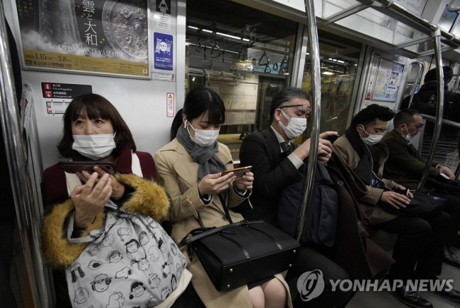 전철을 이용하고 있는 도쿄 시민들. [사진 출처 = 연합뉴스]
