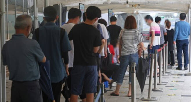 지난 8일 오전 서울 마포구보건소 선별진료소를 찾은 시민들이 검사를 기다리고 있다. [사진 = 연합뉴스]