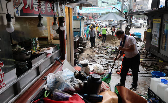 9일 오전 신대방역 일대가 지난밤 폭우로 피해를 입은 가운데 관계자들이 복구 작업을 하고  있다. [사진 = 이승환 기자]