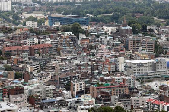 HUG가 사회배려계층을 대상으로 보증료 할인을 현행보다 10%포인트 확대한다고 밝혔다. /사진은 서울 빌라 밀집지역. 사진=뉴스1