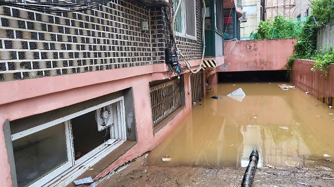 지난 8일 오후 9시 7분께 서울 관악구 부근 한 빌라 반지하에 폭우로 침수된 일가족 3명이 갇혀 신고했지만 결국 사망했다. 연합뉴스