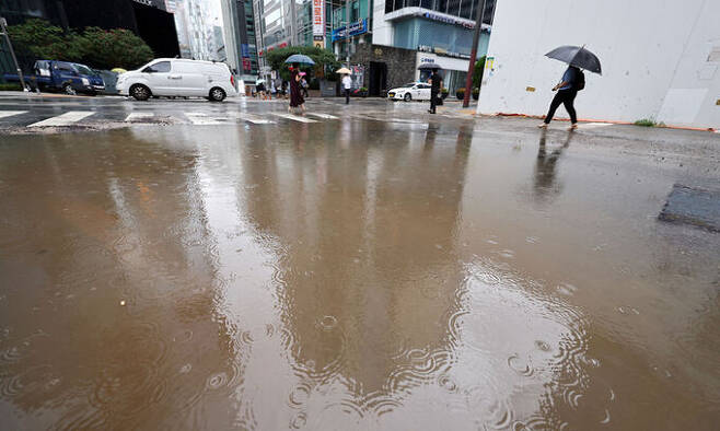 지난 9일 서울 강남역 인근의 도로에 빗물이 고여있다. 연합뉴스