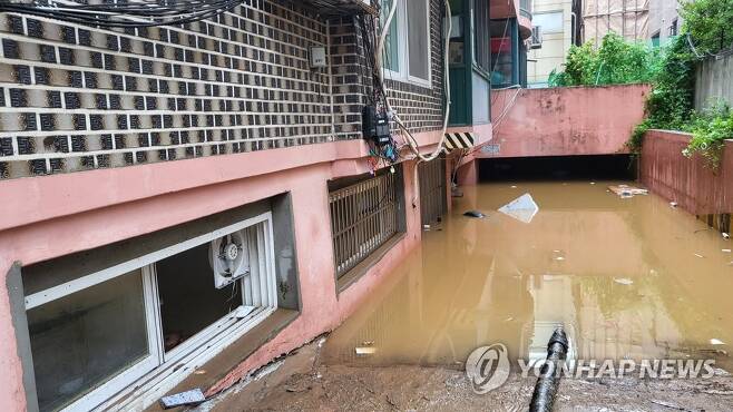 폭우에 침수된 반지하 [연합뉴스 자료사진]