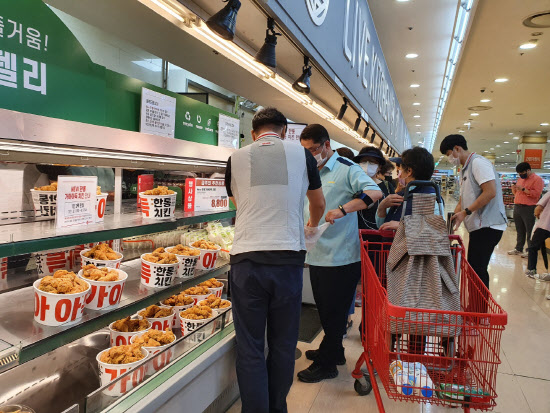 11일 롯데마트 서울역점에서 한마리 8800원인 ‘뉴 한통가아아득 치킨’을 구매하기 위해 고객들이 줄을 서 있다(사진=롯데마트)