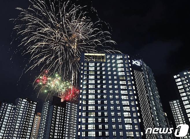 10일 오후 9시쯤 광주 북구 우산동에 신축 중인 A아파트에서 열린 불꽃놀이 모습. 9월 입주를 앞두고 입주예정자회 주최로 2500여 전 세대의 전등을 켜는 점등식 행사가 열렸다. ⓒ News1