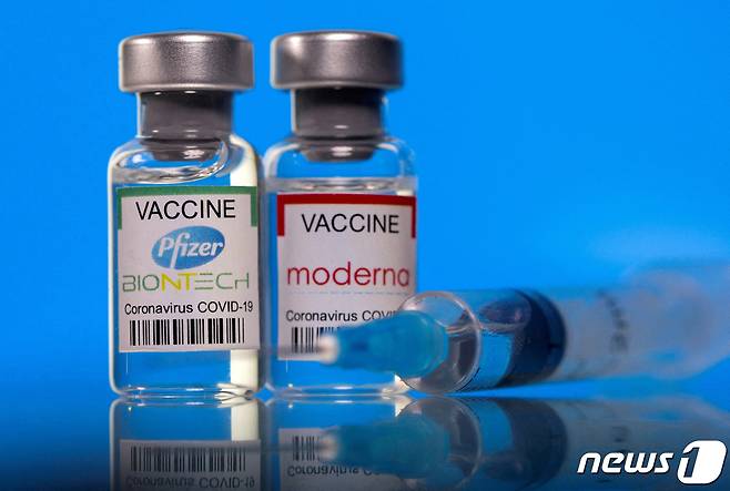 화이자와 모더나의 메신저 리보핵산(mRAN) 기반 코로나19 백신은 현존 최신 기술 백신이지만, 코로나바이러스의 진화 속도를 따라잡기엔 역부족이라는 지적이 나오고 있다. ⓒ 로이터=뉴스1 자료 사진