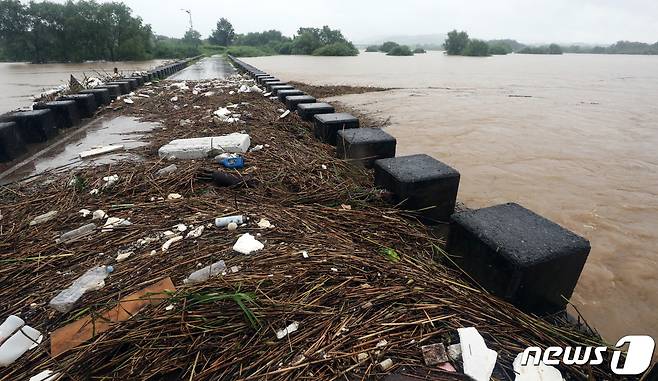 세종시 조치원읍 조천 자전거도로 보행교가 200mm가 넘게 내린 집중호우에 떠내려 온 쓰레기들로 덮여 통행에 제한을 받고 있다. 2022.8.11/뉴스1 ⓒ News1 김기남 기자