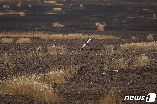 17일(현지시간) 우크라이나 돈바스에서 러시아 군의 포격을 받아 불에 탄 밀밭에 로켓의 잔해가 보인다. 2022.07.17/뉴스1ⓒ 로이터=뉴스1 ⓒ News1 우동명 기자