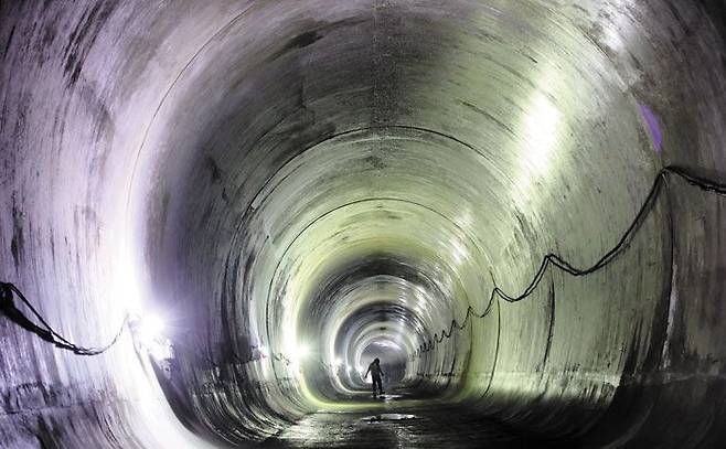 서울시가 2020년 5월 완공한‘대심도 빗물터널’인 양천구 신월빗물저류배수시설의 모습. 지하 40m 깊이에 지름 10m 규모로 만들었다. 서울시에서 가장 큰 배수 시설로 시간당 95~100㎜의 폭우가 쏟아져도 버틸 수 있다. /연합뉴스