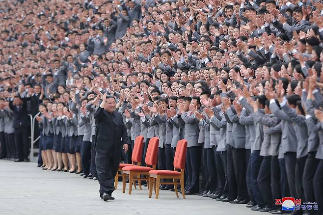 김정은 북한 국무위원장이 '항일빨치산' 창설 90주년(4·25) 기념 열병식에 참가했던 평양 청년들을 격려하며 5월 1일 기념사진을 촬영했다. 아무도 마스크를 쓰고 있지 않다. /조선중앙통신 홈페이지 캡처