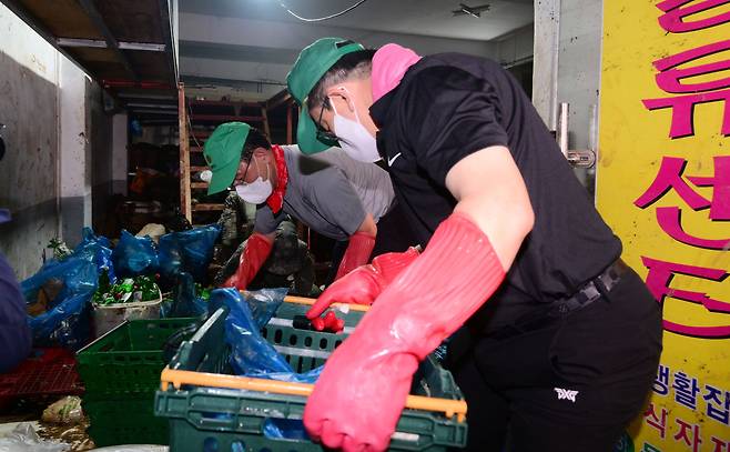 주호영 국민의힘 비상대책위원장과 권성동 원내대표가 11일 폭우 피해를 입은 서울 동작구 사당동의 한 빌딩 지하에서 수해 복구 자원봉사를 하고 있다. /뉴스1