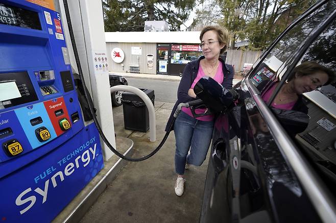 미국 매사추세츠주 니덤에 있는 주유소에서 한 여성이 자신의 스포츠유틸리티차(SUV)에 기름을 넣고 있다.