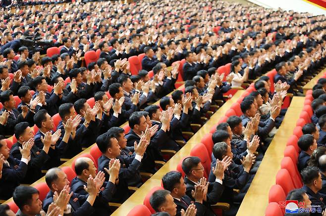 김정은 북한 국무위원장이 10일 평양에서 전국비상방역총화회의를 주재하고 코로나19 위기가 완전히 해소됐다고 선언했다. 회의 참석자들이 박수치고 있다. 아무도 마스크를 쓰고 있지 않다. /조선중앙통신 홈페이지 캡처