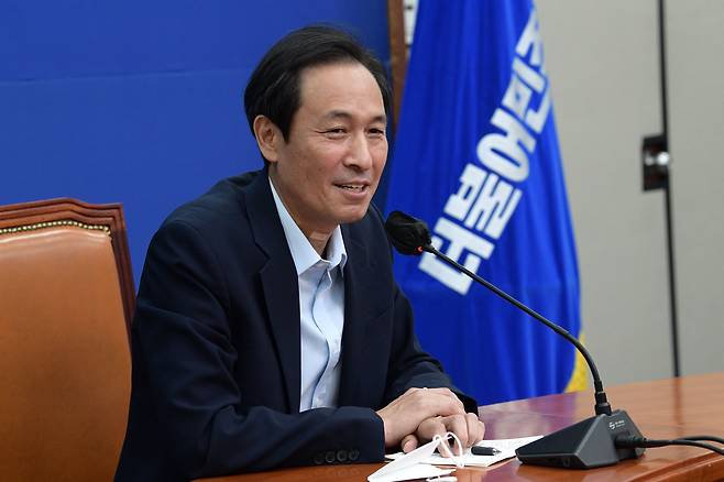 코로나19 확진 후 자택 격리를 마친 더불어민주당 우상호 비상대책위원장이 11일 오후 국회에서 기자간담회를 하고 있다. /연합뉴스