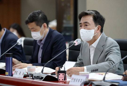 김태흠 도지사는 16일 금산군을 시작으로 내달 7일 홍성군까지 15개 시군을 돌며 주민 의견을 듣는다. 사진=대전일보 DB