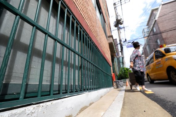 서울시는 지난 10일 반지하 주택 건축을 전면 금지하고 기존 반지하 주택도 순차적으로 없애겠다고 밝혔다. 뉴시스화상