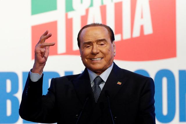 실비오 베를루스코니 전 이탈리아 총리가 지난 4월 9일 전진 이탈리아당 집회에서 인사하고 있다. 로마=로이터 연합뉴스