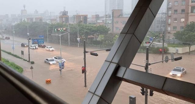 11일 호우경보가 내려진 전북 군산시 미룡동의 한 아파트 앞 도로가 물에 잠겨 있다. 이날 군산에는 시간당 70㎜가 넘는 비가 내렸다. 뉴시스
