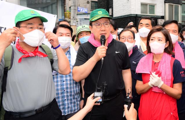권성동 국민의힘 원내대표가 11일 오전 서울 동작구 사당 2동 주민센터 앞에서 이번 폭우 피해에 대해 발언을 하고 있다. 오대근 기자
