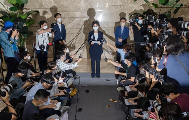 초등학교 5세 입학 논란을 빚었던 박순애 교육부 장관이 8일 기자회견에서 사퇴를 발표하고 있다.