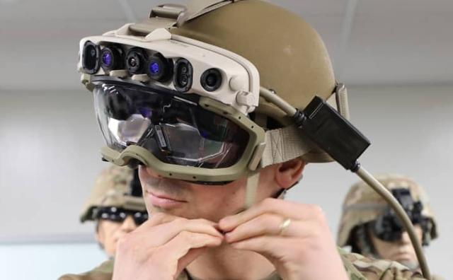 미국 IT 기업인 마이크로소프트가 미 육군에 제공하기로 계약한 증강현실(AR) 헤드셋의 모습. 마이크로소프트 홈페이지