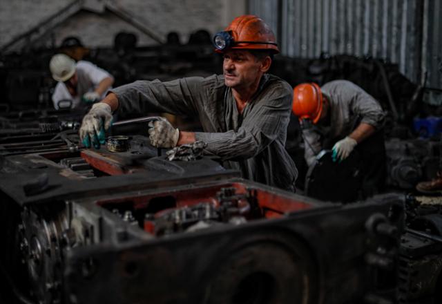 9일 우크라이나 루한스크주(州) 돌잔스크의 한 탄광에서 일꾼들이 석탄 채굴 기계를 정비하고 있다. 해당 지역은 현재 러시아군이 점령하고 있다. 돌잔스크=EPA 연합뉴스