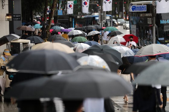 11일 오전 서울 강남구 삼성역 일대에서 시민들이 우산을 쓰고 출근길 발걸음을 옮기고 있다. 뉴스1