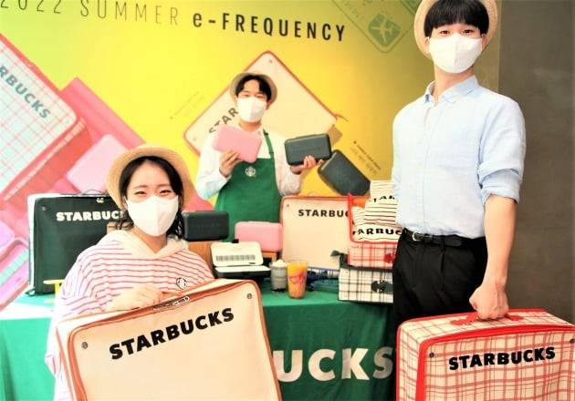 스타벅스가 발암 물질인 폼알데하이드가 검출된 증정품 '서머캐리백'에 대해 11일부터 자발적인 리콜을 시작한다. 사진=스타벅스코리아