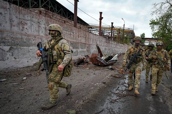 러시아 군인이 지난 5월 18일(현지시간) 우크라이나 동부 마리우폴의 공장을 순찰하고 있다. 기사 내용과 무관. AP연합뉴스