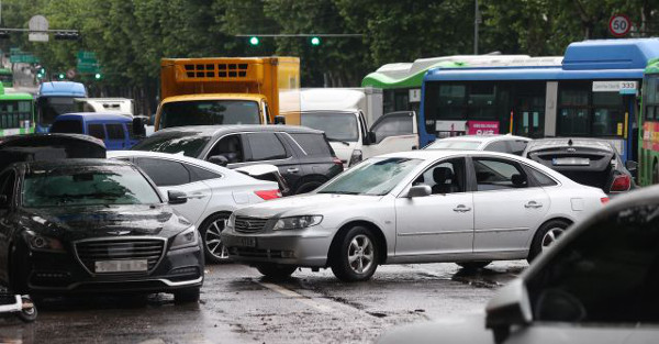 서울 강남구 대치역 인근 도로에 침수됐던 차들이 9일 오전 정차된 채 방치돼 있다. 연합뉴스