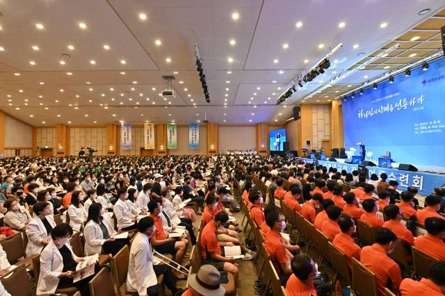 새에덴교회 성도들이 10일 강원도 원주 한 리조트에서 진행된 장년수련회에서 소강석 목사의 설교를 듣고 있다. 새에덴교회 제공