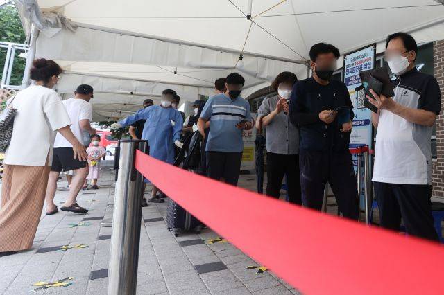 11일 오전 서울 마포구보건소 코로나19 선별진료소가 검사를 기다리는 시민들로 북적이고 있다. 연합뉴스