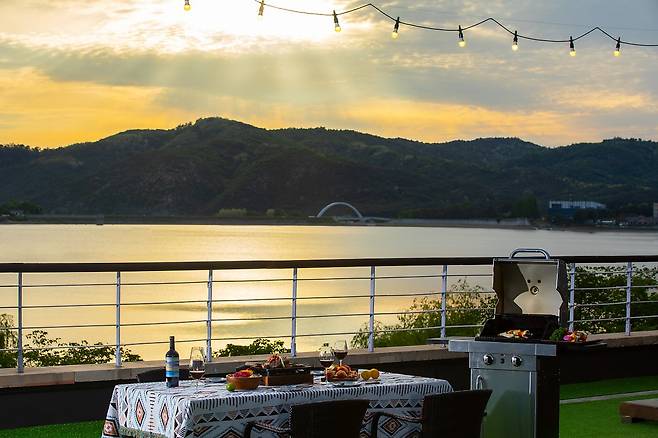 보문호를 전망할 수 있는 소노벨 경주. <제공 = 소노호텔앤리조트>