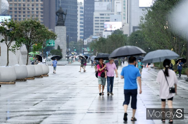 충청권은 지역에 따라 최대 300㎜ 이상의 비가 내릴 것으로 예상된다. 사진은 지난 8일 전국 곳곳에 비소식이 예보된 서울 종로구 광화문광장에서 우산을 쓴 시민들이 발걸음을 재촉하고 있는 모습. /사진=장동규 기자