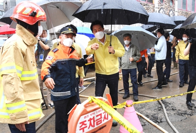 오세훈 서울시장(가운데)이 지난 9일 서울 관악구 신림동 수해현장을 찾아 상황을 점검하고 있다. 서울시 제공 