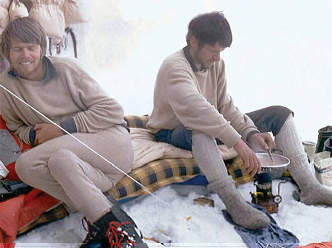 1970년 독일과 오스트리아가 공동으로 꾸린 낭가파르밧 루팔벽 등반대에 함께 해 캠프 5에서 정상 등정을 기다리던 라인홀트(왼쪽)와 권터 메스너 형제.익스플로러스웹 캡처