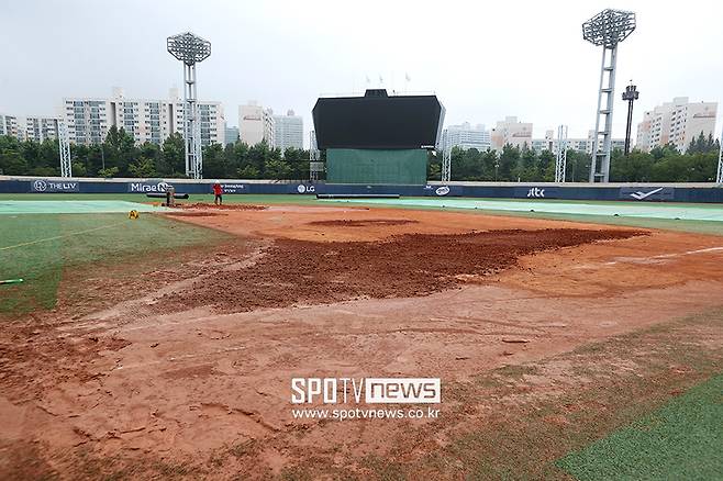 ▲ 정비 작업이 한창인 11일 목동구장. ⓒ목동, 곽혜미 기자