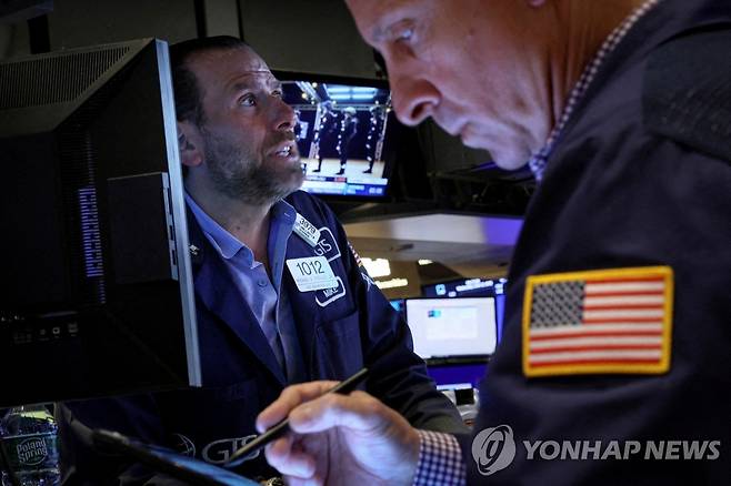 NYSE 입회장에 트레이더들의 모습