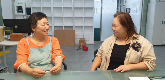 어머니 장차현실 작가(왼쪽)와 정은혜 작가가 서로를 바라보며 이야기를 나누고 있다(사진=이윤정 기자).