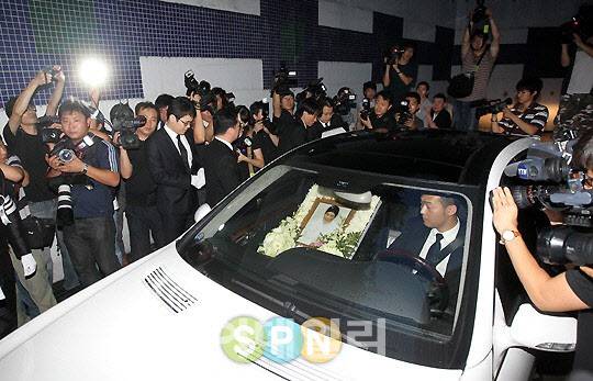 2010년 8월15일 앙드레 김을 실은 흰색 운구차량.(사진=이데일리DB)