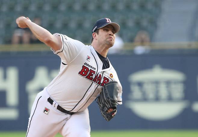 12일 오후 서울 송파구 잠실야구장에서 열린 프로야구 ‘2022 신한은행 SOL KBO리그’ NC 다이노스와 두산 베어스의 경기, 1회초 두산 선발 스탁이 공을 던지고 있다. (사진=뉴스1)