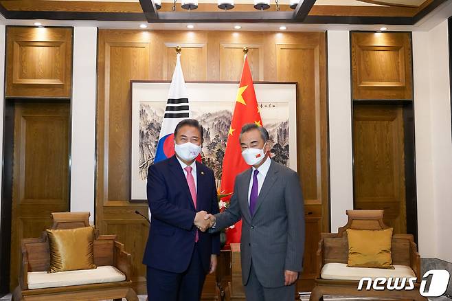 박진 외교부 장관(왼쪽)이 9일 중국 산둥성 칭다오에서 열린 한중외교장관회담에서 왕이 중국 외교담당 국무위원 겸 외교부장과 기념촬영을 하고 있다. (외교부 제공) 2022.8.9/뉴스1 ⓒ News1 임세영 기자