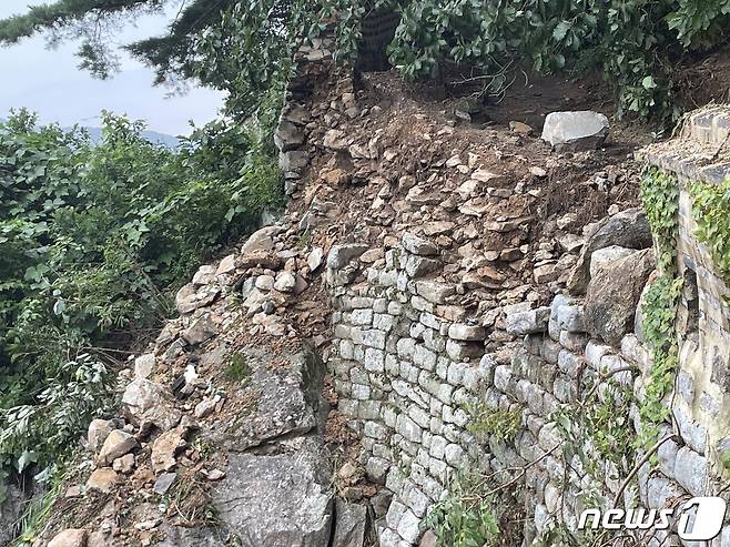 국가지정문화재 59호이자 유네스코 세계문화유산인 남한산성의 일부 성곽이 지난 8일 광주지역에 내린 집중호우로 인해 무너지는 피해를 본 것으로 확인됐다. (경기도 제공)