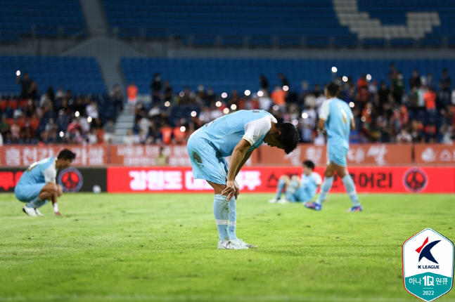 대구 선수들이 10일 강원전에서 패한 뒤 아쉬워하고 있다. 제공 | 한국프로축구연맹
