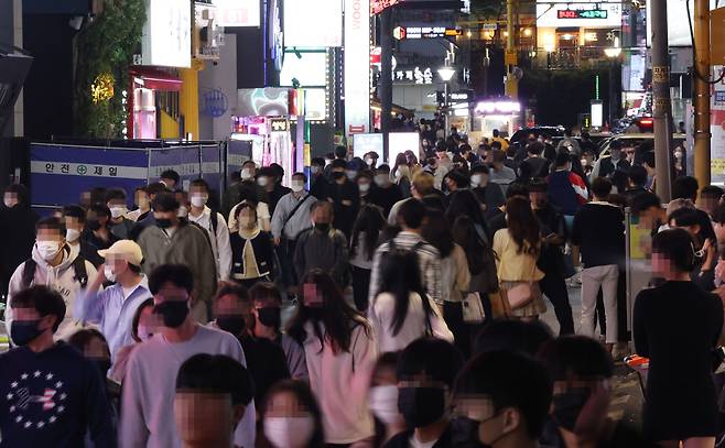 코로나19 사회적 거리두기 해제로 활기를 되찾고 있는 가운데 29일 오후 서울 강남역 인근 거리가 저녁을 즐기려는 시민들로 붐비고 있다. /연합뉴스
